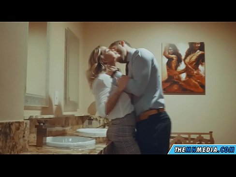❤️ Gava ku blondeyek busty we di nav hewşek gelemperî de dixapîne ❤❌ Tenê porno li me ku.wassell.ru ️❤